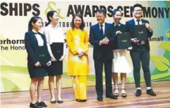  ??  ?? Yeoh (in yellow) and Cheah (on her left) with four Chancellor Scholarshi­p recipients.