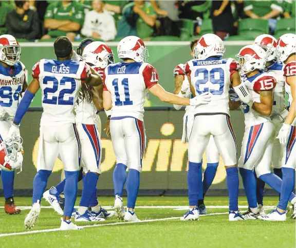  ?? PHOTO AGENCE QMI, RICK ELVIN ?? Les joueurs des Alouettes ont célébré leur première victoire de la saison dans les derniers instants du match, samedi à Regina.