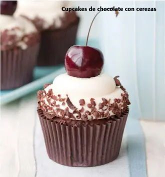  ??  ?? Cupcakes de chocolate con cerezas