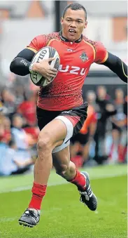  ?? Picture: BEN EVANS/HUW EVANS AGENCY/GALLO IMAGES ?? FIERCE RIVALRY: Godlen Masimla runs in to score a try during the Guinness PRO14 match against the Dragons at Rodney Parade on September 8 in Newport, South Wales