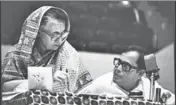  ??  ?? Pranab Mukherjee in a discussion with former prime minister Indira Gandhi in 1983.
KK CHAWLA/HT ARCHIVE