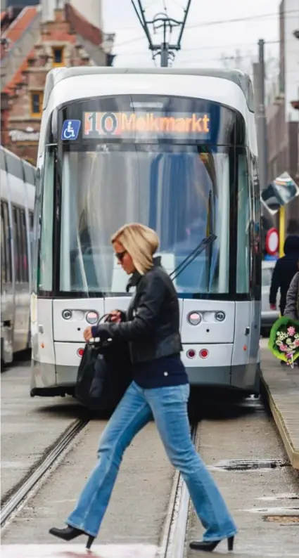  ?? FOTO VICTORIANO MORENO ?? Trams op de Rooseveltp­laats, een druk verkeerskn­ooppunt in de stad. Dit jaar begint de zomerdiens­tregeling al in juni, waardoor er een vijfde minder trams rijdt tijdens de spits.