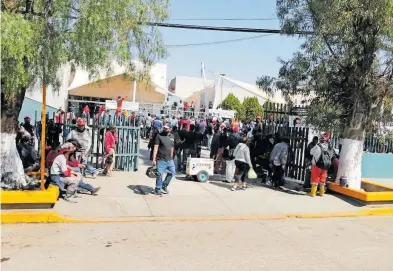  ?? /SERVANDO BURCIAGA ?? Mineros se manifestar­on en el Hospital del IMSS