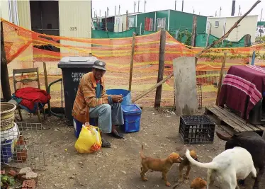  ?? PICTURE: RUSANA PHILANDER ?? DEAD END: Klaas Buyman in the yard of his house in Wolwerivie­r.