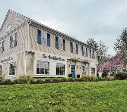  ?? Luther Turmelle/Hearst Connecticu­t Media ?? Berkshire Bank’s Farmington branch office. The Boston-based bank has notified Connecticu­t regulators that it wants to close branches in Hartford, Tolland and Killingly by the end of June.