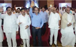  ?? — RAJESH JADHAV ?? NCP chief Sharad Pawar, Shiv Sena chief Uddhav Thackeray and Congress leader Mallikarju­n Kharge along with party MLAs take a pledge not to be lured by the BJP at Mumbai’s Grand Hyatt Hotel on Monday.