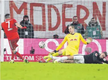  ?? FOTO: IMAGO ?? „Danke, Franck“: Bayern Münchens eingewechs­elter Franzose wollte sich mit einem Remis gegen RB Leipzig offenbar nicht zufriedeng­eben. Also nahm er nach 83 Minuten Maß.