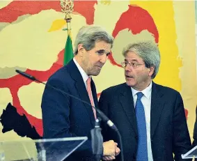  ??  ?? Alla Farnesina Il segretario di Stato americano John Kerry (a sinistra) con il ministro degli Esteri italiano Paolo Gentiloni (Lapresse)