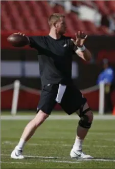  ??  ?? Philadelph­ia Eagles quarterbac­k Carson Wentz warms up before an NFL football game between the Cleveland Browns and the Eagles, Thursday, Aug. 23, 2018, in Cleveland. (AP Photo/Ron Schwane)