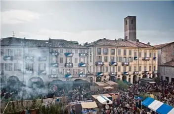  ??  ?? Sopra, la Fiera del tartufo, nata nel lontano 1928. A sinistra, un tipico paesaggio delle Langhe.