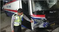  ?? JAWA POS RADAR KEDIRI ?? PENYOK: Polisi memeriksa bodi bus Pelita Indah yang menabrak dua sepeda motor setelah saling salip dengan truk kemarin.
