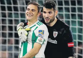  ?? FOTO: EFE ?? Joaquín protesta una jugada. Los verdiblanc­os se quejaron del arbitraje