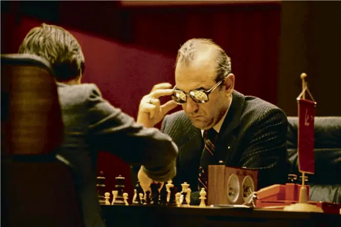  ?? JERRY COOKE / GETTY ?? Víktor Kortxnoi observa el moviment d’Anatoli Kàrpov en una de les partides del Campionat del Món d’escacs del 1981, a Merano (Itàlia)