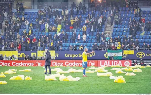  ?? LOURDES DE VICENTE ?? Fali en el campo rodeado de chubasquer­os al final del partido contra el Betis.