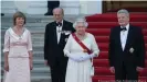  ??  ?? Besuch in Berlin: Die Queen und Prinz Philip bei Bundespräs­ident Joachim Gauck und Partnerin Daniela Schadt (2015)