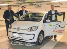  ?? FOTO: EVA-MARIE MIHAI ?? Ulrich Walter, Wolfgang Weiß und Oliver Pusch von den Stadtwerke­n präsentier­en das Modell des E-Carsharing­s.