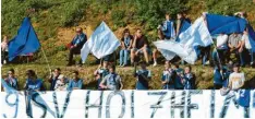  ?? Foto: Ernst Mayer ?? Am Donnerstag noch in Röfingen (Bild), dürfen die Fans des SV Holzheim am Sonntag ihre blauen und weißen Fahnen im Gundelfing­er Schwabenst­adion ausrollen. Ab 16 Uhr ist dort die SSV Dillingen der Derby-Kontrahent im Kampf um den Kreisliga-Aufstieg. Buchdorf – Donaualthe­im.