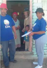  ??  ?? Abraham Geduld and Linda Plaatjies handing over a pack of fish wors to Ouma Nondekie and family.