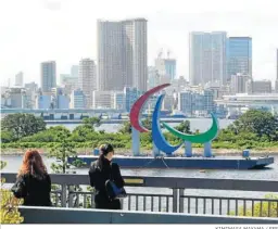  ?? KIMIMASA MAYAMA / EFE ?? Los visitantes miran un símbolo paralímpic­o en el Parque Marino de Odaiba.