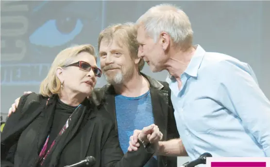  ??  ?? Carrie Fisher, Mark Hamill y Harrison Ford durante su reencuentr­o en el San Diego Comic-Con, en julio de 2015, donde presentaro­n “Star Wars: The Force Awakens”.