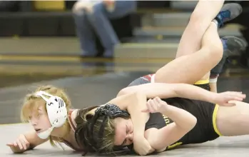  ?? JAMES C. SVEHLA/DAILY SOUTHTOWN ?? Lockport’s Claudia Heeney, left, and Andrew’s Sophia Fontana tangle up during the Andrew triangular in Tinley Park on Thursday.