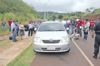  ??  ?? Agentes de Criminalís­tica y del Ministerio Público verifican el automóvil en cuyo interior abandonaro­n los cuerpos de ambas mujeres, sobre un camino de la ciudad de Hernandari­as.