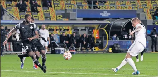  ?? ?? Toni Kroos marca el 0-2 del Real Madrid contra el Sheriff, el pasado miércoles en el partido de Champions en Tiraspol.