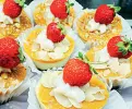  ??  ?? Local Cheesecake e cup cake da Dulcamara con ingredient­i freschi