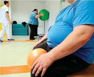  ?? J. EVRARD | AFP ?? Pacientes con obesidad reciben asesoramie­nto en el Hospital de Angers (Francia).