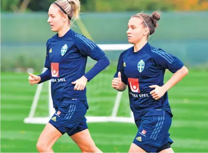  ?? Bild: Jonas Ekströmer ?? Emma Kullberg och Julia Zigiotti Olme, Häckenspel­are några veckor till, under tisdagens landslagst­räning utanför Dublin inför torsdagens Vm-kvalmatch mot Irland.