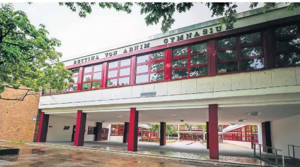  ?? FOTO: MELANIE ZANIN ?? Das Bettina-von-Arnim Gymnasium in Dormagen steht nun vor zahlreiche­n Herausford­erungen.