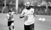 ?? SOUTH FLORIDA SUN SENTINEL SUSAN STOCKER/ ?? Inter Miami forward Gonzalo Higuaín practices at Inter Miami’s training facility on Thursday in Fort Lauderdale. Inter Miami will face off against the LA Galaxy on Sunday at Inter Miami CF Stadium in their first game of the season.