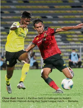  ?? Bernama ?? Close duel: Perak’s J. Partiban (left) is challenged by Kedah’s Mohd Shakir Hamzah during their Super League match. —