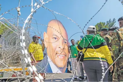  ?? Picture: Gallo Images ?? FACE OF RULING PARTY. General view outside the Bloemfonte­in Magistrate’s Court where ANC secretary- general Ace Magashule appeared earlier this month.