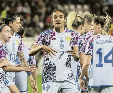  ?? FOTO: EFE ?? Salma Paralluelo celebra su tercer gol España inició su camino hacia la Euro con un festival de goles en Bélgica