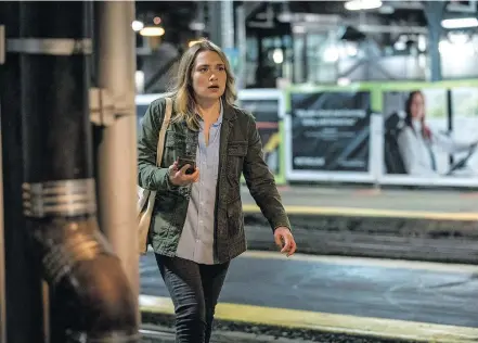  ?? HBO ?? Chamado. A mãe e dona de casa Ruby, interpreta­da por Merritt Wever, parte em busca de um antigo amor da faculdade