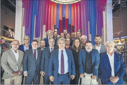  ?? Foto: FC BARCELONA ?? Los 19 miembros de la junta directiva del FC Barcelona se reunieron ayer en la Barça Store Canaletes