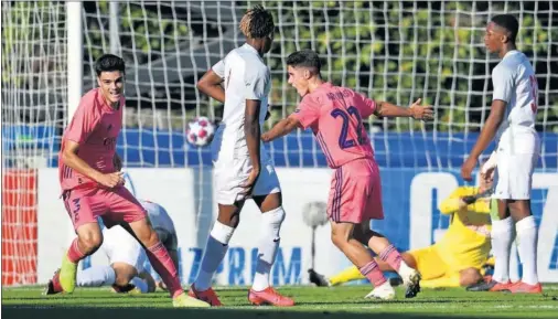  ??  ?? Miguel Gutiérrez y Arribas celebran el 2-0 del Juvenil madridista al Red Bull Salzburg en el Colovray Stadium de Nyon (Suiza).