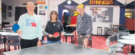  ?? ?? Organiser Alan Debreceny encourages Dannevirke Services and Citizen’s staff Manager Jo Jones and Amiee Brown to a little ping pong.