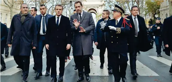  ?? (Reuters) ?? La visitaIl presidente francese Emmanuel Macron (secondo da sinistra) con il ministro dell’interno Christophe Castaner, e il capo della polizia di Parigi Michel Delpuech, nei luoghi della protesta ieri