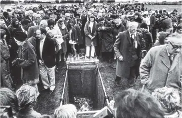  ?? PHOTOS: ODT FILES ?? Crowds attend the burial of Norman Kirk in Waimate in September 1974.