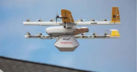  ?? FOTO RR ?? Een drone van Wing levert een pakje van de Amerikaans­e drogisteri­jketen Walgreens.