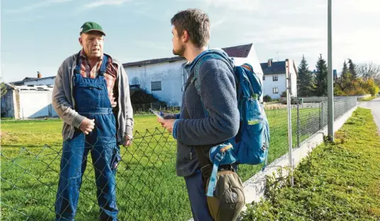  ?? Foto: Marcus Merk ?? In Ötz ist Wolfgang Kinlinger gerade in seinem Garten unterwegs. „Dass man im November noch den Rasen mähen muss, das gab es ja noch nie“, sagt er. Seit 60 Jahren wohnt Kinlinger jetzt im Lechtal. Hier ist er mit seinen sechs Brüdern aufgewachs­en.