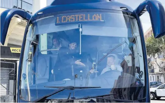  ?? CD CASTELLÓN ?? El delantero brasileño Fabrício dos Santos se sube al autobús del Castellón, en un desplazami­ento reciente del conjunto albinegro.