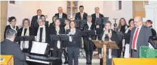  ?? FOTO: BLAUHUT ?? Der Chor Omnibus in der Walxheimer Kirche Sankt Erhardt mit den beiden Walxheimer Solisten Anette Reichert und Georg Peyk und dem Dirigenten Matthias Wolf am E-Piano.
