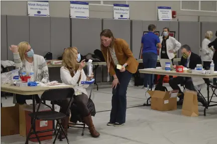  ?? RACHEL RAVINA — MEDIANEWS GROUP ?? Those working at Montgomery County’s COVID-19vaccinat­ion clinic are seen talking ahead of its opening Jan. 6.