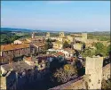  ??  ?? Castello di Monteriggi­oniOltre a ospitare il mercatino le mura si illuminera­nno di blu per promuovere la lotta all’autismo