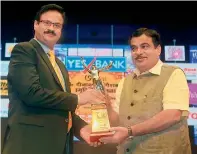  ??  ?? Dhananjay Datar receives the award from Nitin Gadkari in Mumbai.