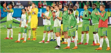  ?? FOTO: PFÖRTNER/DPA ?? Der Jubel fällt verhalten aus. Die Wolfsburge­r wissen, dass sie trotz des 3:1-Sieges im Relegation­s-Hinspiel noch nicht am Ziel sind.