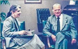  ?? COURTESY OF GAYLE WHITE ?? Gayle White, then a religion reporter for the Atlanta Journal-Constituti­on, interviews the Rev. Billy Graham. White interviewe­d him in 1992 and 1994.